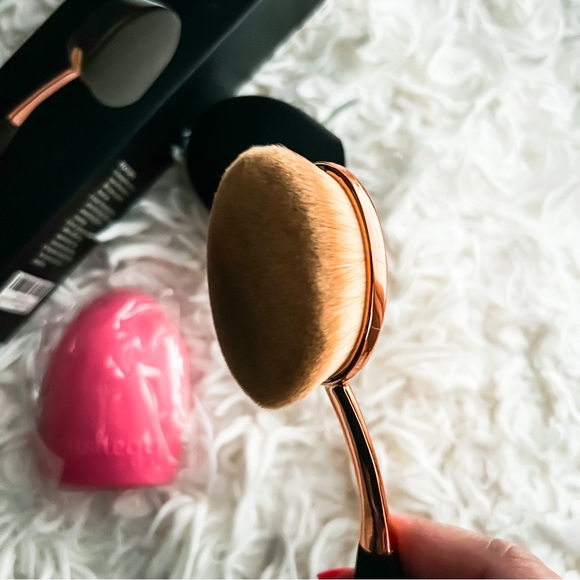 Large Rose Gold Foundation Dust Free Oval Makeup Brush - Picture 7 of 8